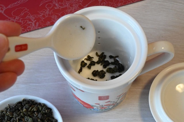 【ゴンチャ「Gong cha ORIGINAL HAPPINESS BAG 2025」】２）茶こしに茶葉を入れる