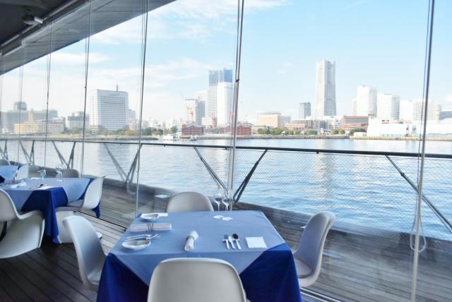 爽やかな店内から絶景を眺めて非日常を満喫