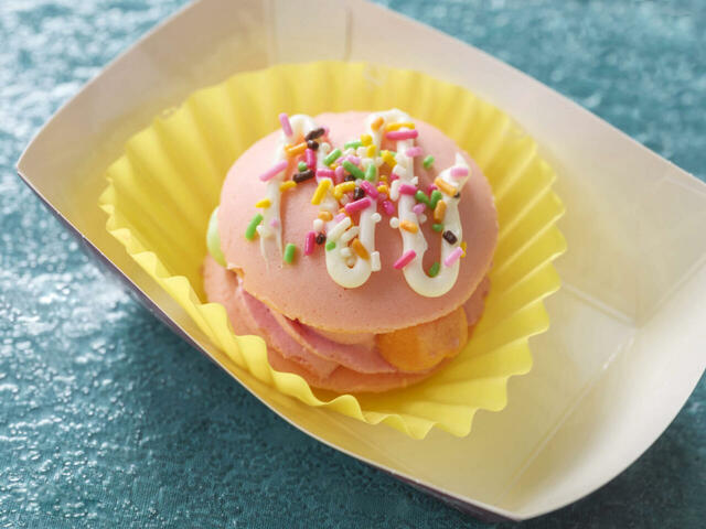 ラズベリーホイップサンド 550円｜販売店舗：東京ディズニーランド「スウィートハート・カフェ」｜ディズニー・パルパルーザ「ヴァネロペのスウィーツ・ポップ・ワールド」スペシャルメニュー