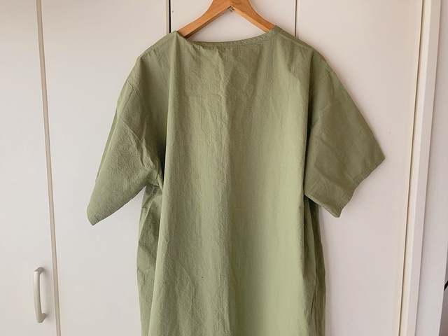 【ユニクロU 3wayシアサッカーワンピース（半袖）】通気性があり、汗をかいても肌に張り付くことはありません