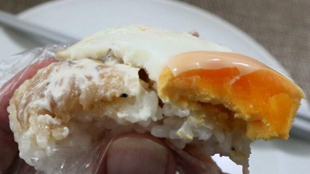 【トライアル あぶりベーコンエッグおにぎり】食べ進めていくと、下のほうにマヨネーズ風味の調味料が多めにあり、最後まで飽きずに味わえます