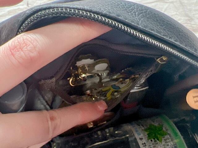 フロント上段のファスナー付きミニポケットには、鍵を入れてみました