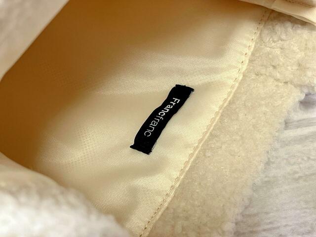 裏地はポリエステル。ロゴタグもついています