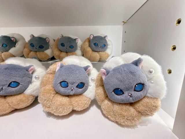 【mofusand TOKYO】筆者が一目惚れしたCOFFEE AND DONUTS ぬいぐるみ（ホワイトチョコクルーラー）／税込2,860円。よく見ると、アラザンを模したパールがついているのが推しポイントです！