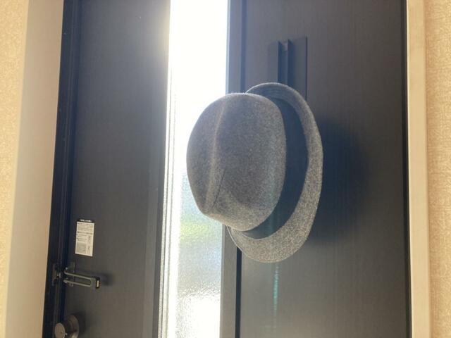 【山崎実業 折りたたみマグネットハンガー】フック部分が長く、帽子もかけやすい