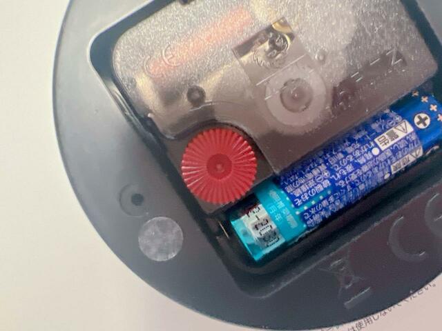 赤の時刻セットつまみで時刻を設定します