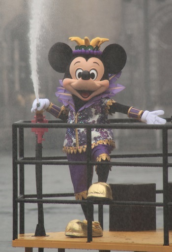 船の上からもホースで水をかけてくれます