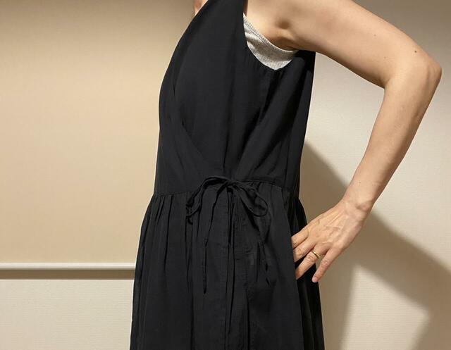 【無印良品　強撚 シアーカシュクールワンピース】脇の開きが広すぎず、インナーは少し見える程度なので、あまり気になりません◎