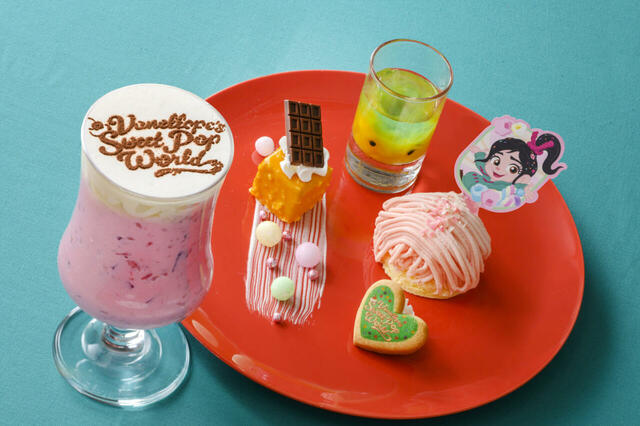 スペシャルデザートセット 2,280円｜販売店舗：東京ディズニーランド「センターストリート・コーヒーハウス」｜ディズニー・パルパルーザ「ヴァネロペのスウィーツ・ポップ・ワールド」スペシャルメニュー