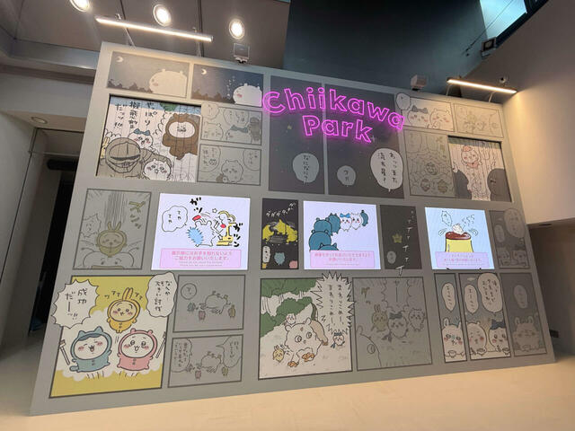 ちいかわパークのエントランス。壁面にはちいかわたちのこれまでの物語が描かれており、圧巻！