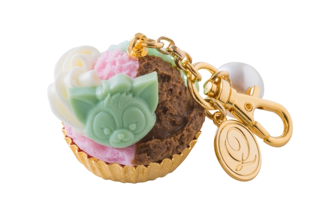 ホイップクリームと、ピスタチオチョコを添えた、ミント・チョコレート・ストロベリーのジェラート|ジェラート・バッグチャーム ¥10,000 ※長さ約8.5cm、モチーフ 高さ約3.8cm × 幅約3.6cm × 奥行き約3.1cm