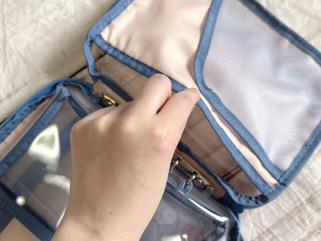 背面はビニールポケットになっています