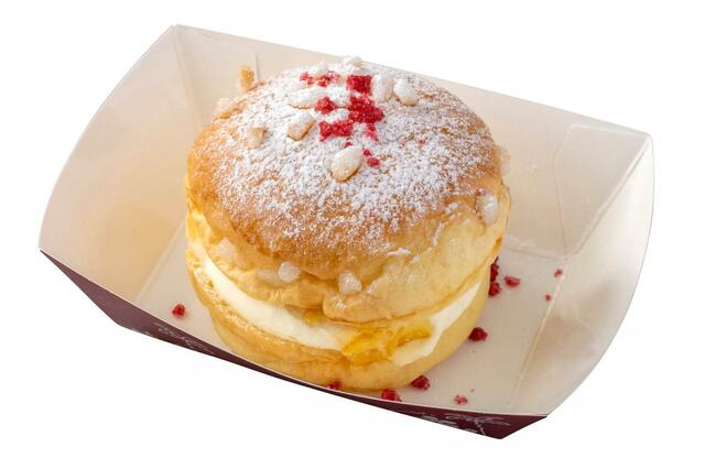 ブリオッシュサンド(カスタードホイップ&オレンジ)、スーベニアプレート付き 950円|東京ディズニーリゾート40周年“ドリームゴーラウンド”スペシャルメニュー