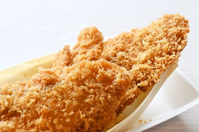 【角上魚類「佐渡サーモンフライ」】フライ何枚、という単位ではなく「一盛り」という形で売られているのも角上魚類の特徴