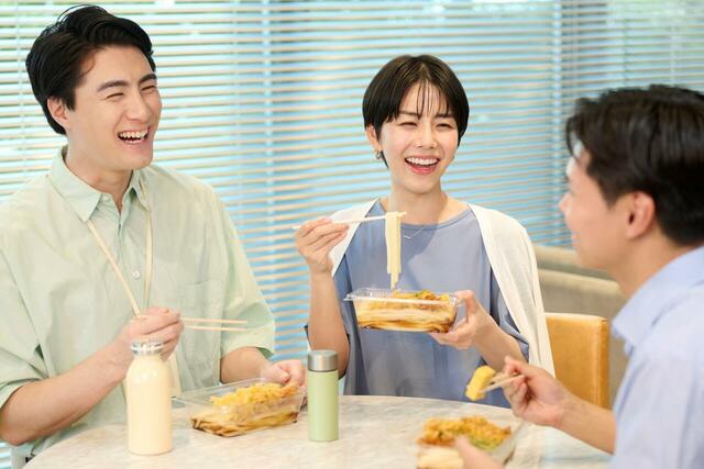 「丸亀うどん弁当」＜期間：7月24日（水）～9月上旬＞【【丸亀製麺】ひんや〜り！凍らせレモン入り『豚しゃぶおろしレモンシェイクうどん』が新登場】