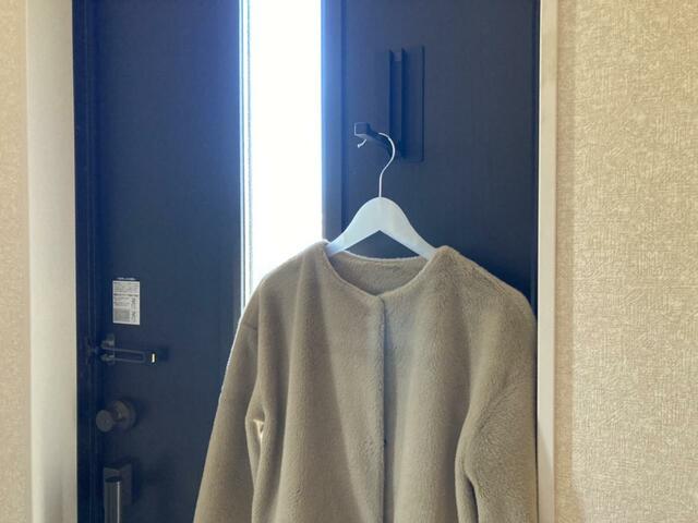 【山崎実業 折りたたみマグネットハンガー】収納の少ない玄関まわりで大活躍