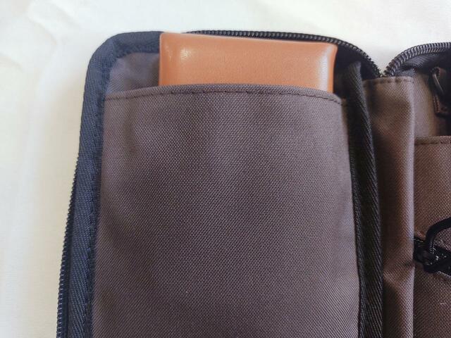 反対側（裏側）のポケットには、カードケースやスマホが入るポケットつき