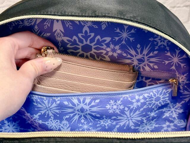 ファスナーポケットには財布代わりに使っているフラグメントケースをイン
