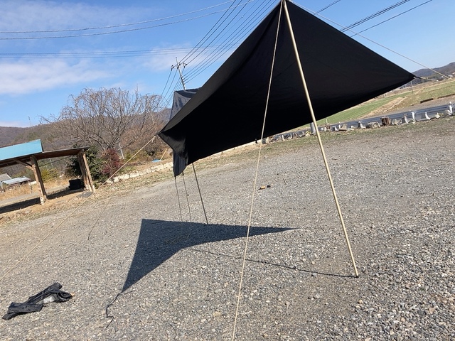 【ワークマン レジストスクエアタープ】風が強い日は設置が少し大変かも。なるべく風の弱い場所を選んでくださいね