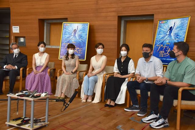 『アナと雪の女王』稽古場取材会より　前列左から　アナ役候補の三平果歩　町島智子、エルサ役候補の岡本瑞恵　三井莉穂／後列左から　振付アソシエートのチャーリー・ウィリアムズ、演出アソシエートのエイドリアン・サープル、劇団四季代表取締役社長の吉田智誉樹