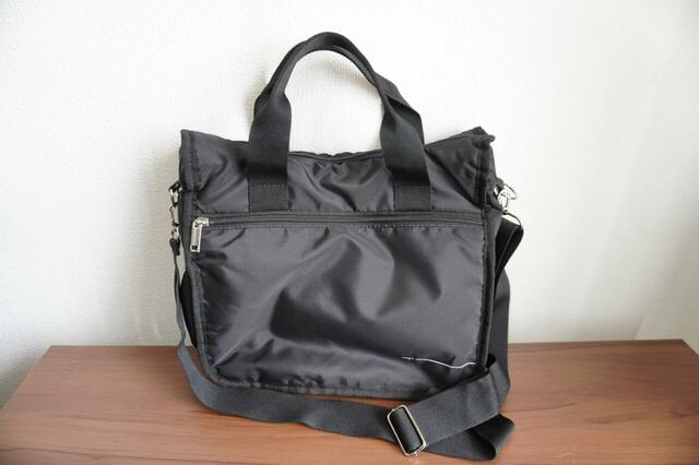 シンプルなブラックのバッグ