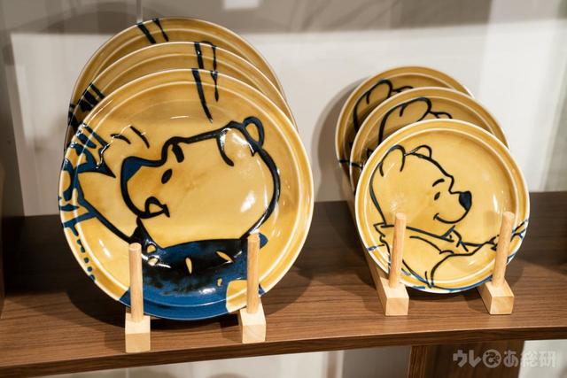 【くまのプーさん　ゆったりお買い物フェア】イエローのキュートなプレートも　© DISNEY. Based on the 