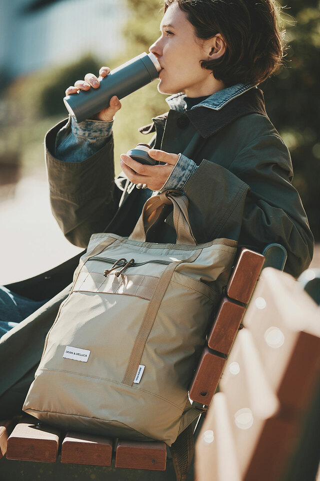 【DEAN & DELUCA × BRIEFING「PACKABLE 2WAY PACK」】マチ幅が16cmあるため収納力は十分。内側・外側に複数のポケットが配置されていて、小物の整理もスムーズです♪