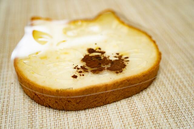 シートにココアパウダーをかけます。