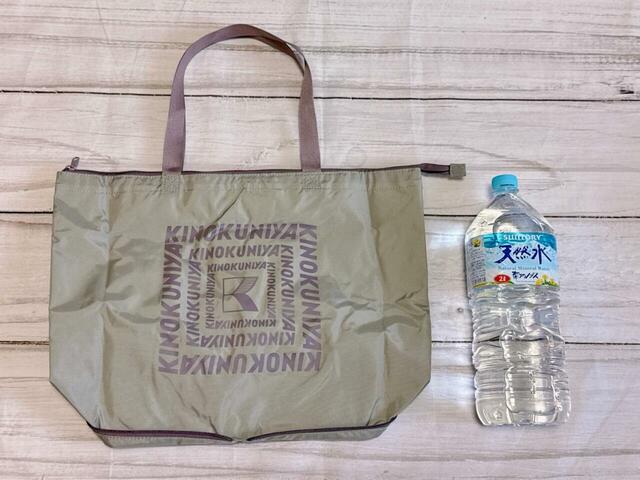 【紀ノ国屋 東京折り畳み保冷バッグ】サイズ：（約）縦35×横48.5×マチ14.5cm。2Lペットボトルと比較するとこんなサイズ感