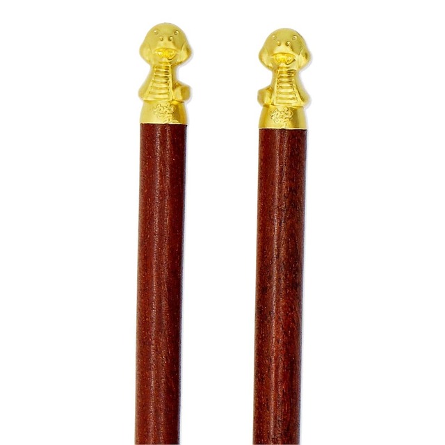 【フライングタイガー】金色に輝くヘビがついていて一年の運気が上がりそうなお箸！