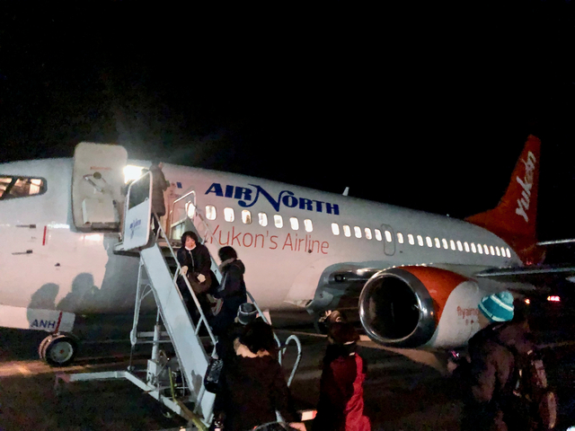 ユーコン準州に拠点を置く航空会社「エア・ノース」のチャーター便。熟練のパイロットが当日の気象条件をチェックしながら飛行ルートを決める。