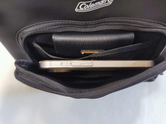 メッシュポケットにはキーケース、フロントポケット部分には携帯が入る