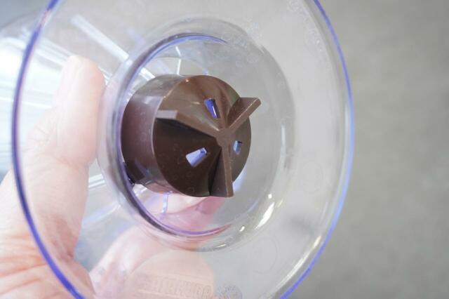 つまみを回して抽出口の大きさを調整する