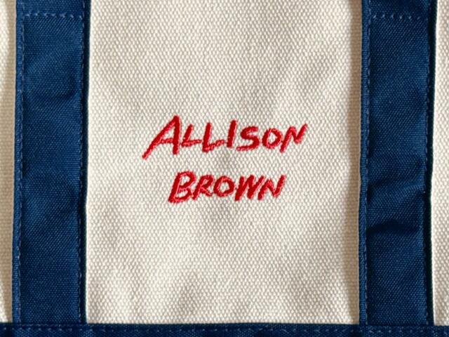 正面には「ALLISON BLOWN」のロゴ刺繍入り。レッドカラーがアクセントになっていてキュート！