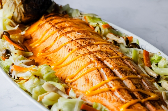 「北海道産秋鮭のオーブン焼き ちゃんちゃん焼き仕立て」<期間:2025年12月1日〜2026年2月28日>【蟹・イクラ・海鮮&北海道の名物グルメが食べ放題!ホテルグランヴィア広島で「旅するブッフェ 海の幸と北海道グルメ」開催!】