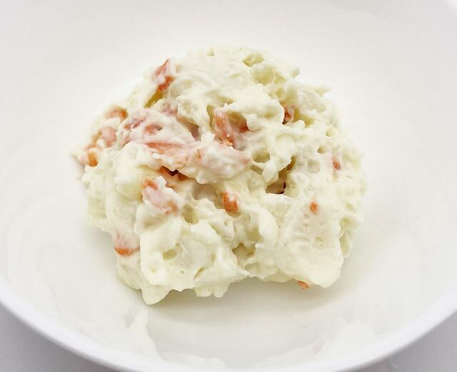 ファミリーマート「北海道じゃがいものポテトサラダ」をお皿に盛ったところ