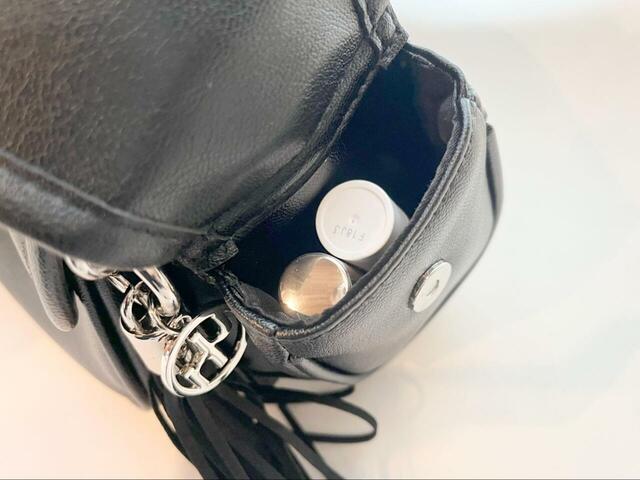 【niko and...　オリジナル6ポケットタッセルショルダーバッグ】両サイドにはミニポケットも！コスメなど細かなアイテムの収納に◎