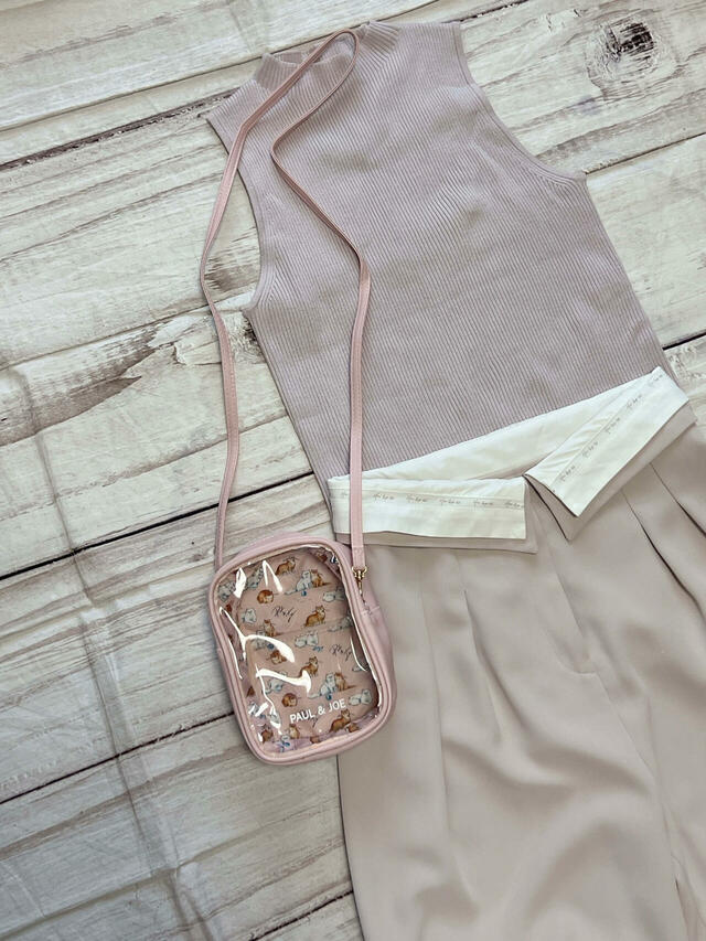 フェミニンなパンツスタイルに合わせても可愛い