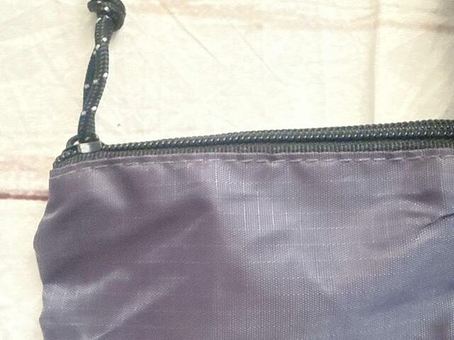 口にはファスナー付きなため、安心して持つことができます♪