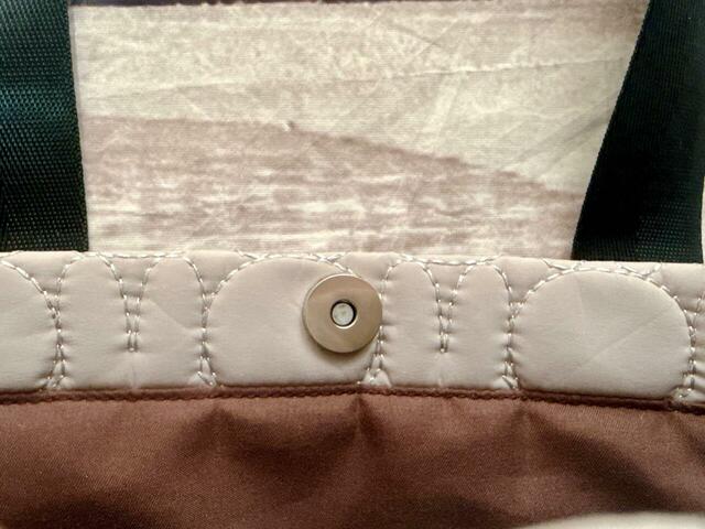 口にはマグネットボタン付きで安心