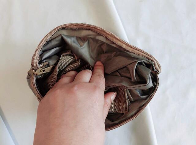 ポケットの中に、バッグを詰め込んでいきます