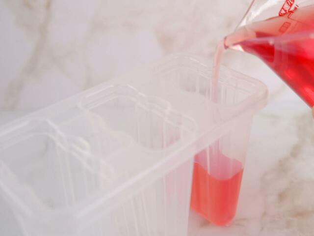 スイカバーの素と水120mlを混ぜたら、容器に注ぎます