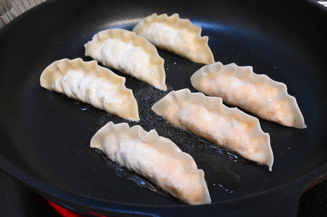 油を引いたフライパンで焼き目をつけていきます