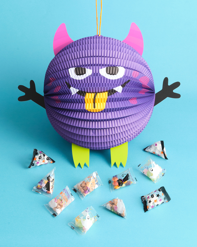 「オリジナル モンスターピニャータ」＜価格：1,306円（税込）＞【【KALDI】心ときめく魔法辞書モチーフの缶やお菓子入りのくす玉も♪ハロウィンパーティーにぴったりなアイテムが続々登場！】