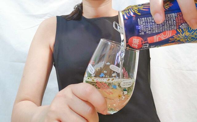 やや斜めにしてお酒を入れるのがおすすめ