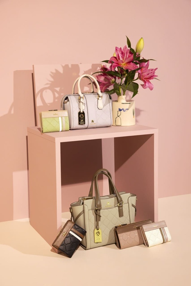 【アンドシュエット】ボストンバッグ ￥13,200、ハンドバッグ ￥15,400、長財布 ￥11,000、折財布 ￥9,900