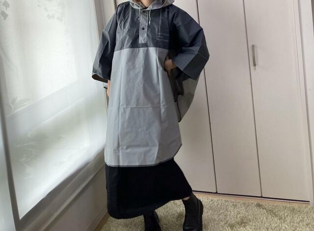 【スリーコインズ バイカラーレインポンチョ】スリーコインズらしいおしゃれさ