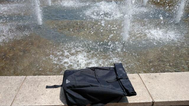 【ワークマン イージス防水メッセンジャーバッグ】噴水の水を浴びてみましたが、しっかり水を弾いて中身はまったく問題なし!