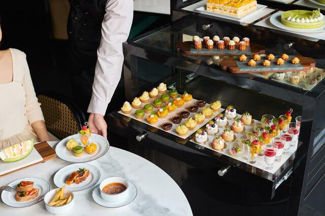 「The Royal Lounge ~Sweet Symphony~」<期間:2026年6月13日〜8月23日>【デザートワゴンを席までお届け!フルサービスのスイーツビュッフェ「The Royal Lounge ~Sweet Symphony~」でプレミアムな午後のひととき♪】