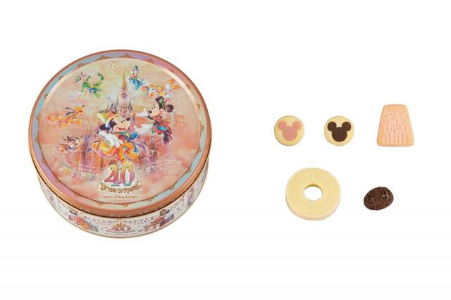 アソーテッド・スウィーツ 2,700円｜内容量：長さ約29cm、（旗部分）縦約17×横約19cm、（台座）直径約7cm｜東京ディズニーリゾート40周年“ドリームゴーラウンド”スペシャルグッズ｜発売日：2023年4月10日（月）｜販売店舗：東京ディズニーランド「グランドエンポーリアム」、東京ディズニーシー「ヴァレンティナーズ･スウィート」